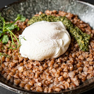 Гречка с яйцом пашот и соусом песто в Wellfood по цене 17 р.