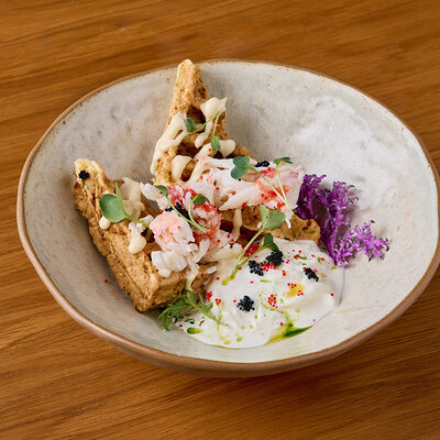 Вафли из кабачка с крабом и страчателлой в Клёво по цене 1350 ₽