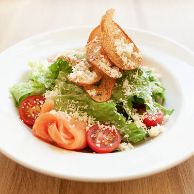 Салат Цезарь с семгой в Kitchen по цене 610