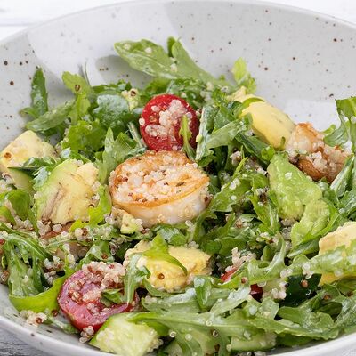 Салат киноа с креветкой и авокадо в На речке по цене 690 ₽