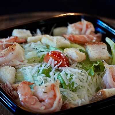 Цезарь с креветками в Cosmo пицца пучча по цене 578 ₽