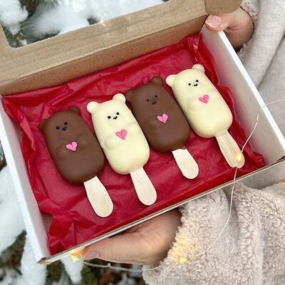 Новогодний набор эскимо-пирожных Мишки в подарок на Новый год в Cosmo Сakery по цене 1200 ₽