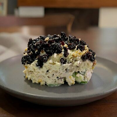 Салат с курицей и черносливом в Кулинария Камин по цене 330 ₽