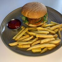 Чикенбургер с картофелем фри в Extrovert