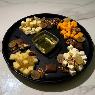 Сырная тарелка в Kaif Lounge по цене 900 ₽