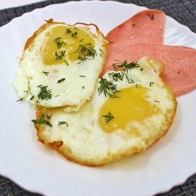 Яичница с колбасой в Чёрный и белый по цене 99 ₽