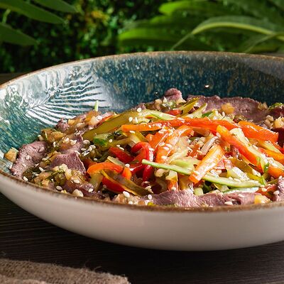 Салат с ростбифом и чимичурри в Хочу и буду по цене 527 ₽