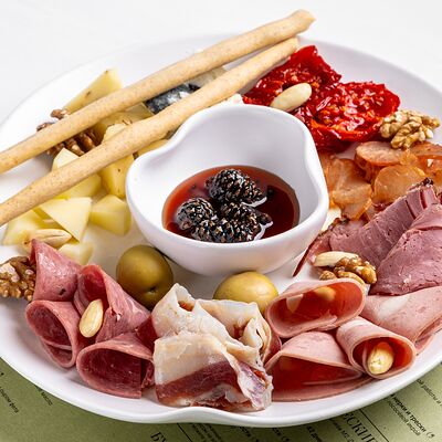 Тарелка закусок к вину в М2 Органик Клуб Сокол по цене 1390 ₽