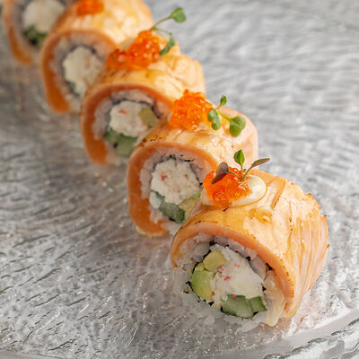 Ролл с опаленным лососем, крабом и красной икрой в Рыба моя по цене 1590 ₽