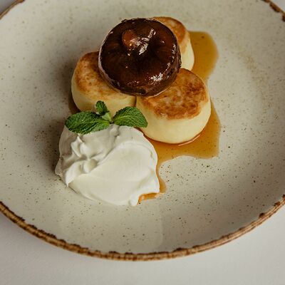 Сырники с вареньем из фейхоа и сметаной в Мацони по цене 280