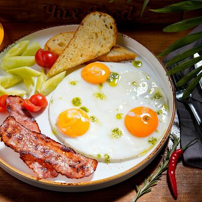 Глазунья с овощами в ЧиллДОМ по цене 440 ₽