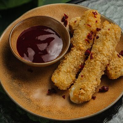 Жареный сыр с брусничным соусом в Yellow Kitchen & bar по цене 624 ₽