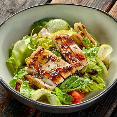 Салат с кальмаром гриль и киноа в Про печь по цене 585 ₽