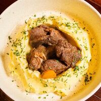 Томленые говяжьи щечки с пюре в Ресторан Мариус