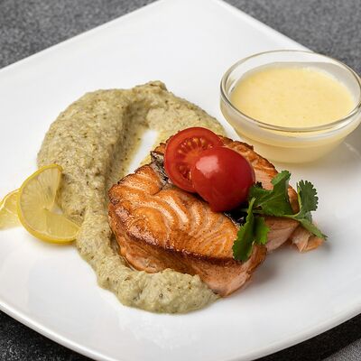 Стейк из форели с пюре из цветной капусты и песто с соусом голондез в Лукоморье по цене 1290 ₽