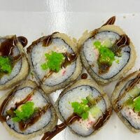 Ролл в темпуре с крабом в Wok Poke and Boul