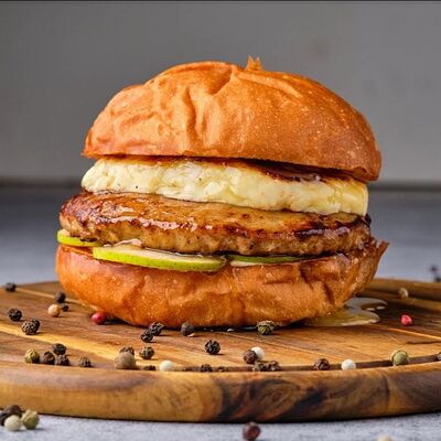 Бургер с сыром халуми и грушей в Mesto Burger по цене 380