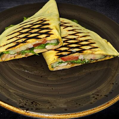 Кесадилья с цыпленком под соусом цезарь в Шансон по цене 590 ₽