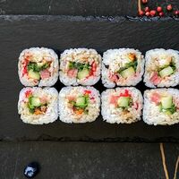 Ролл с угрем, лососем и креветкой со спайси в Panda Sushi