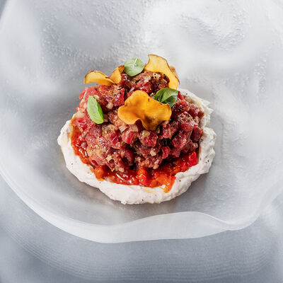 Тартар из хакасского бычка с кремом из фетыв Sadko по цене 798 ₽