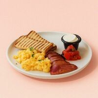 Скрэмбл с томатами и беконом и тост с творожным муссом и напиток в Flat coffee