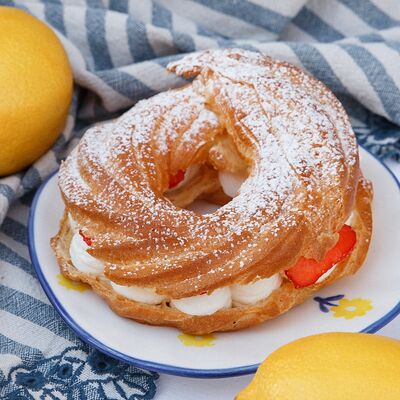 Заварное кольцо с творогом в Gnezdo Breakfast по цене 450 ₽