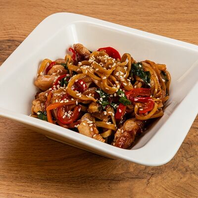 Удон С курицей и овощами в Пекарня Кулинария Плюшка Ватрушка по цене 415 ₽