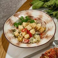 Салат с говяжьим языком и гренками в PRO.Хинкали by Novikov