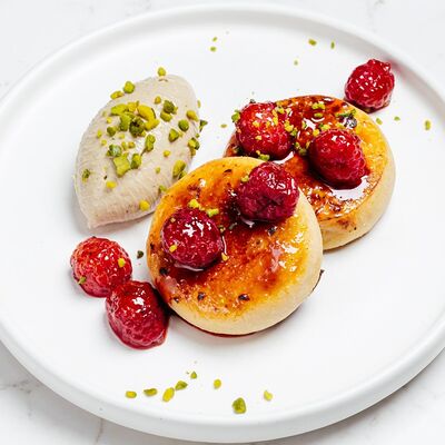 Сырники из топлёного творога с кремом из халвы в Hello Wine по цене 430 ₽