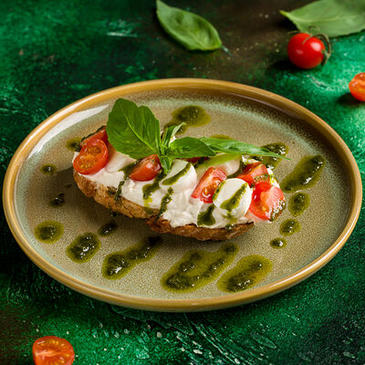 Вегетарианский тост с томатами и моцареллой в Авокадо по цене 595 ₽