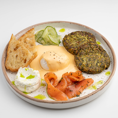 Оладьи из цукини с форелью и яйцом пашот в Скандинавия по цене 960 ₽