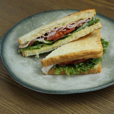 Сэндвич с ветчиной и сыром в Три Б по цене 400 ₽