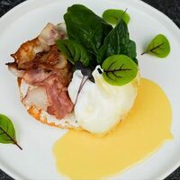 Яйцо Бенедикт с беконом и соусом голландезв Dimcoffee