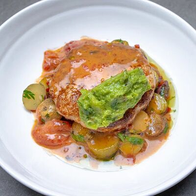 Фишкейк с запеченными томатами, биск и гуакамоле в 321 Club by Novikov по цене 1040