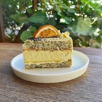 Маковый торт с апельсиновым чизкейком в Конфитерия