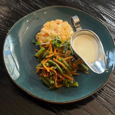 Котлета из филе птицы и овощей с сыром, соусом, фасолью и морковью с чесноком в Длинный нос по цене 350 ₽