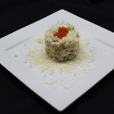 Салат со слабосоленой семгой в Кафе Хинкальная по цене 730 ₽