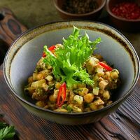 Салат с баклажанами и копченой курицей в Тбилисо