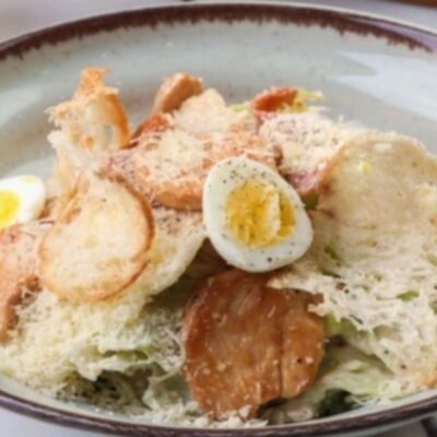 Цезарь с куриной грудкойв Хлеб и булки по цене 650 ₽