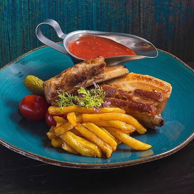 Ребрышки свиные, тушенные в соусе и обжаренные на гриле в Длинный нос по цене 670 ₽