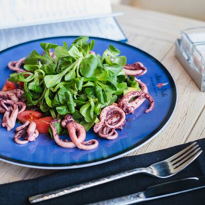 Салат с командорскими кальмарами в Мясо & Рыба по цене 690