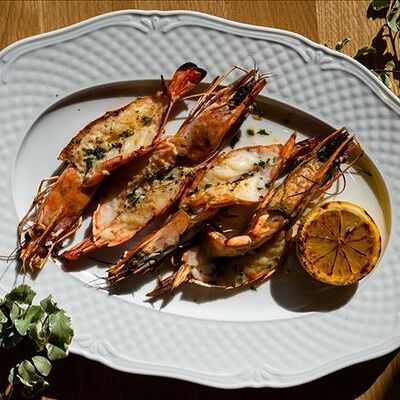 Тигровые креветки с чесночным маслом в Omela по цене 2060 ₽