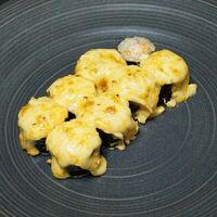 Запеченный ролл с креветкой и томатом малыйв Black Rolls
