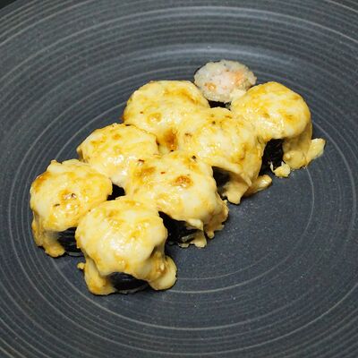 Запеченный ролл с креветкой и томатом малыйв Black Rolls по цене 399 ₽