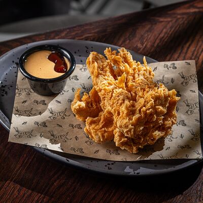 Стрипсы из куриного филе с соусом из халапеньо в Brasserie Lambic по цене 690 ₽