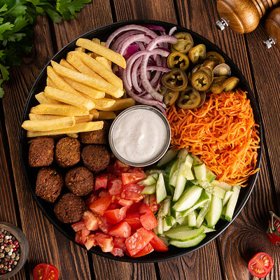 Шаверма на тарелке с фалафелем в Кухня 91 по цене 468 ₽