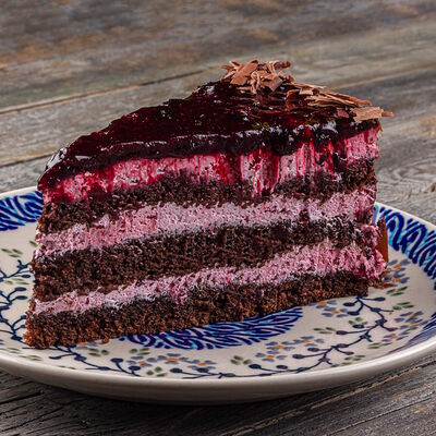 Шоколадный торт с черной смородиной в Сыроварня по цене 560