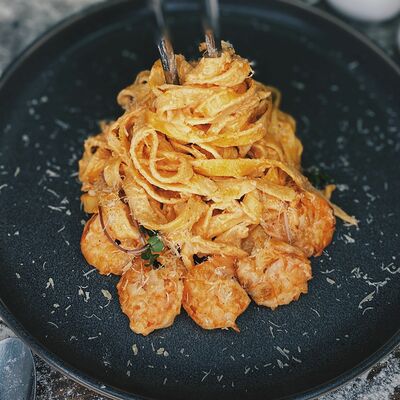 Яичная паста с креветками, в сливочно томатном соусе в Гастробар DOM по цене 440