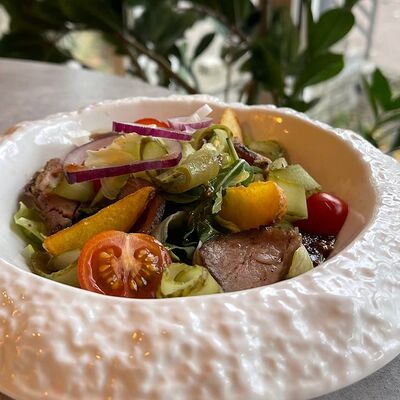 Теплый салат с бужениной в Moyo по цене 555 ₽