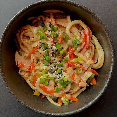 Удон с кальмаром, овощами, имбирем в ореховом соусе в Бекки бар по цене 520 ₽